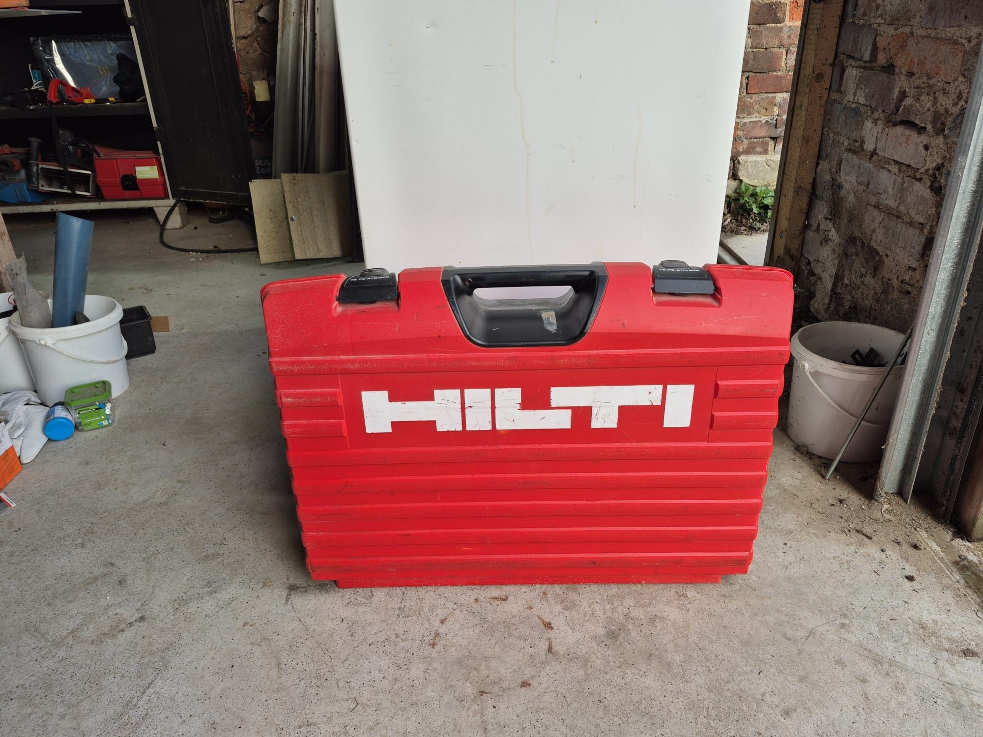 Młot kująco-wiercący firmy HILTI