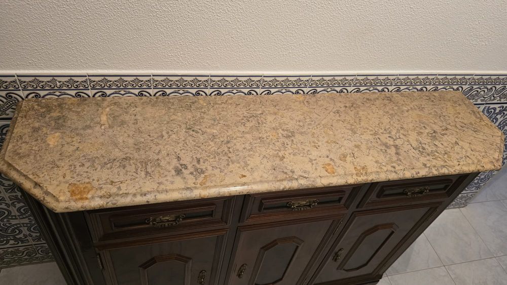 Sapateira com tampo em pedra