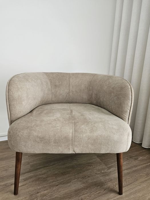 Cadeirão com pés em nogueira