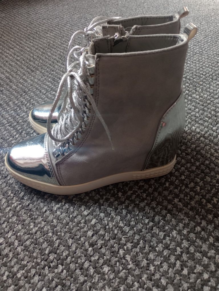 Buty, botki na ukrytej koturnie rozm.37