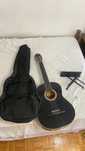 Guitarra em bom estado.