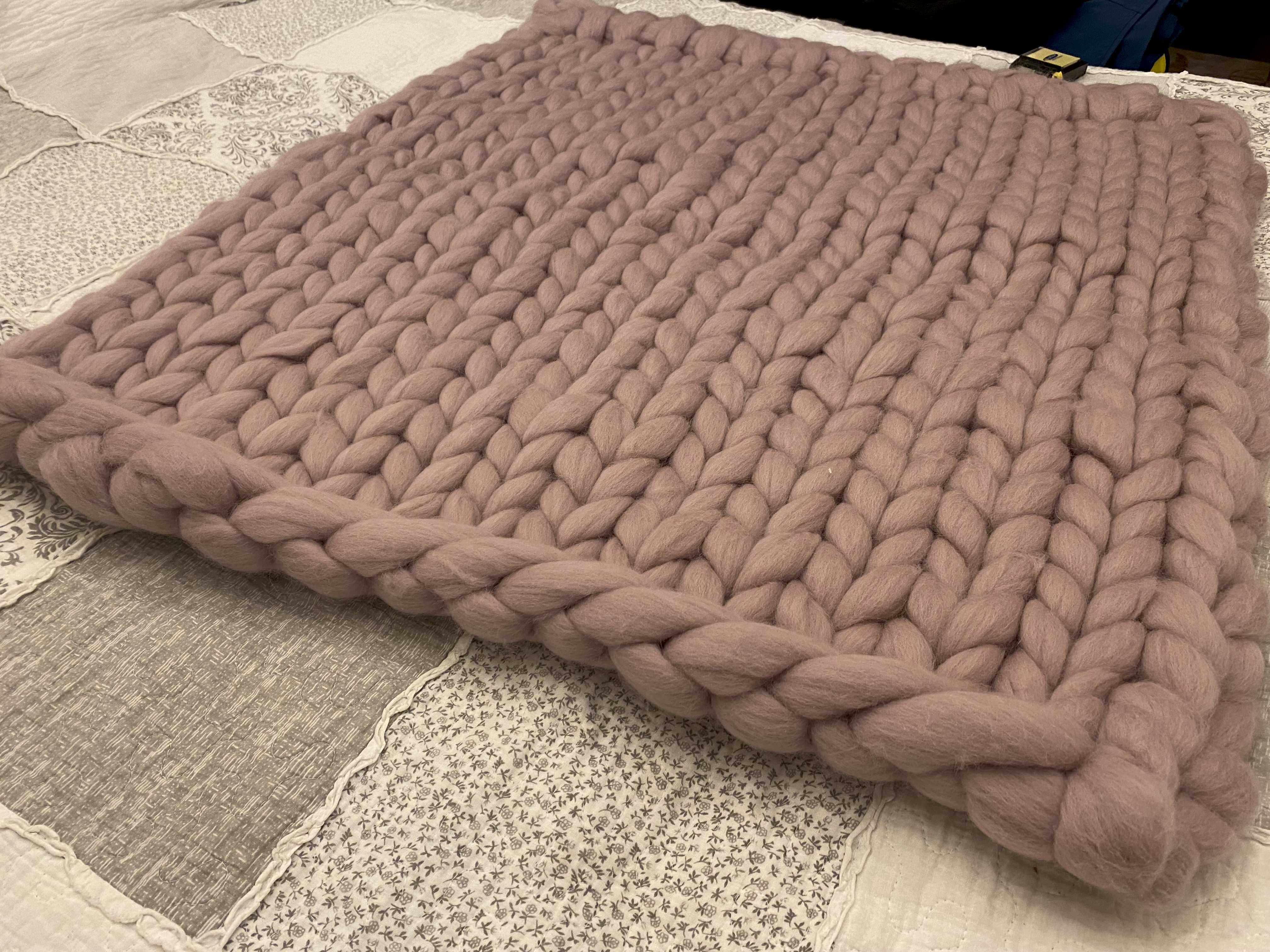 Gruby koc pleciony z wełny czesankowej 80x80cm do sesji noworodkowych