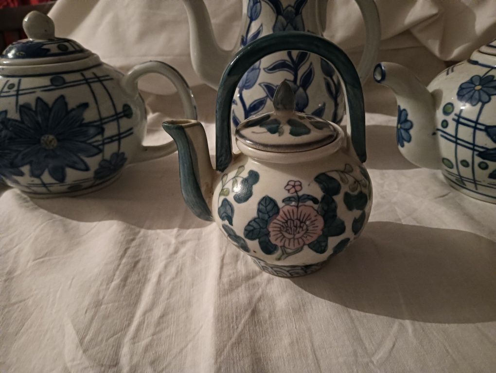 Bules em tons de azul