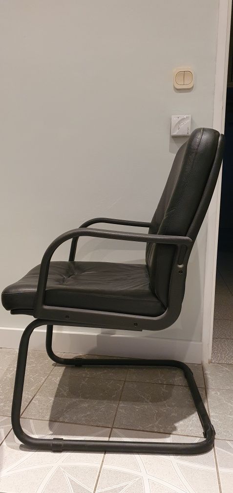 2 krzesła biurowe na płozach skórzane