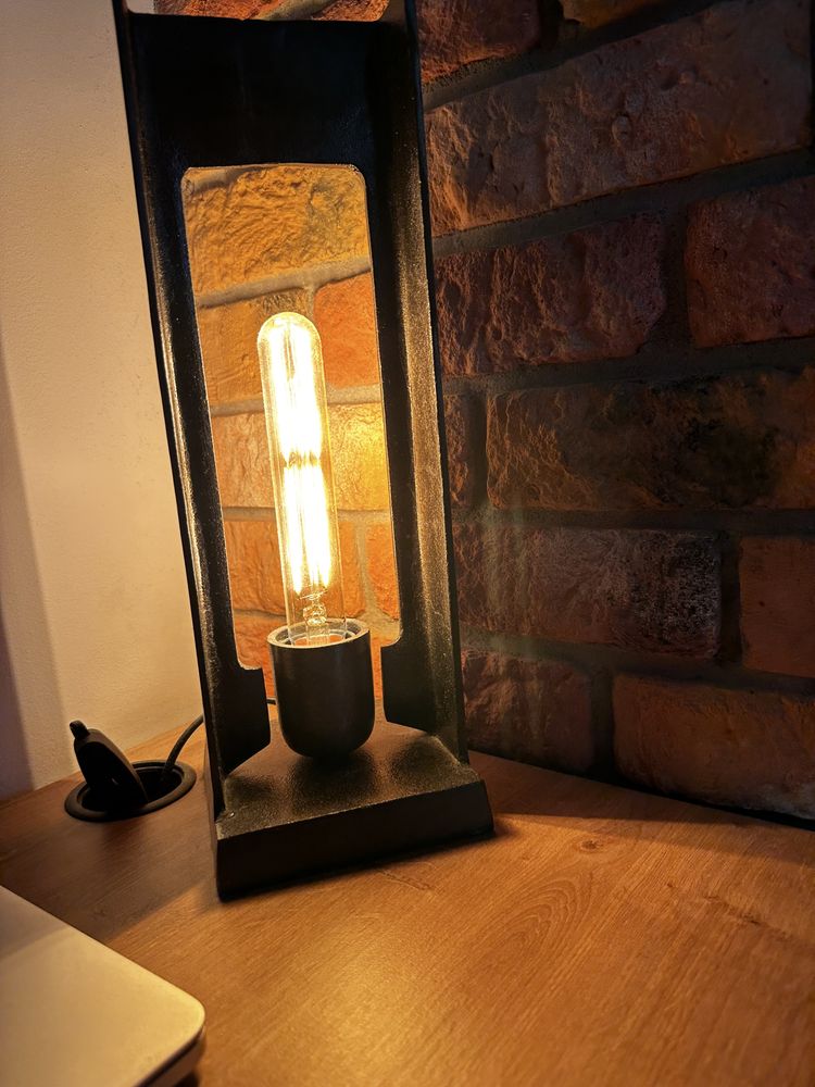 Lampa stołowa industrialna – elegancja w surowym stylu