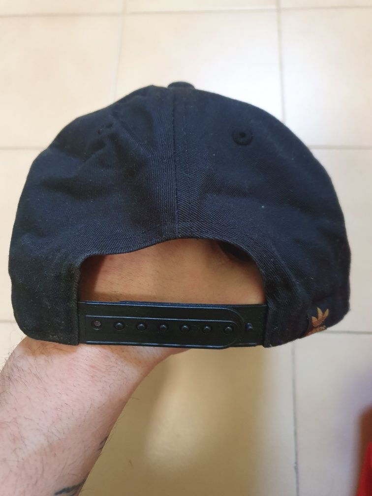 Chapéu adidas preto e dourado