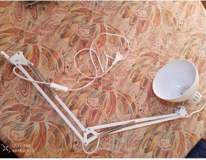 Candeeiro branco de arquiteto, sem braçadeira de fixação.