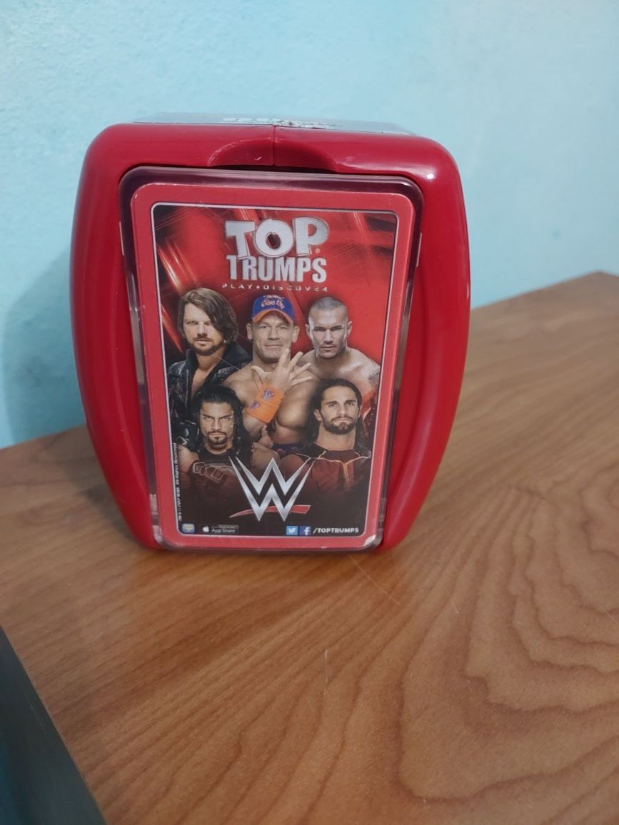 Колекційна карткова настільна гра Top Trumps WWE Quiz реслінг.