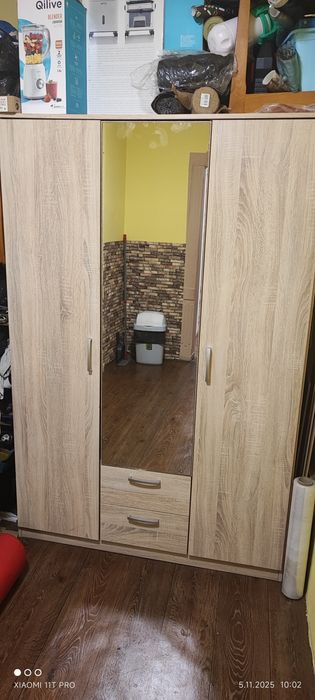 Szafa z lustrem na przedpokój