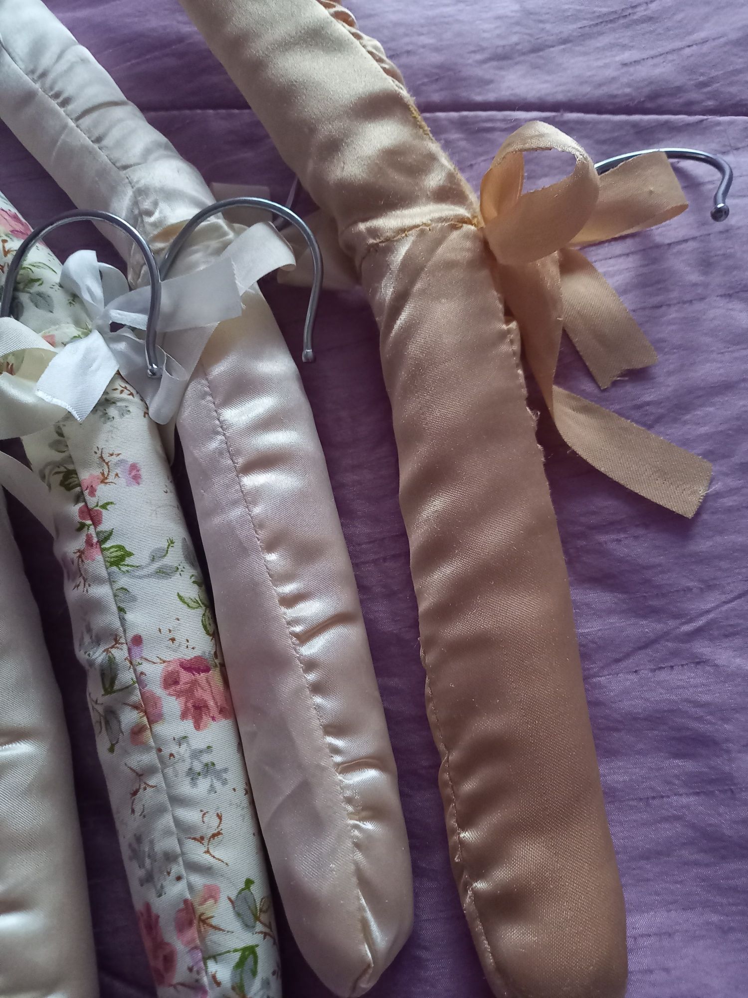 8 wieszaczków z drewna i materiału