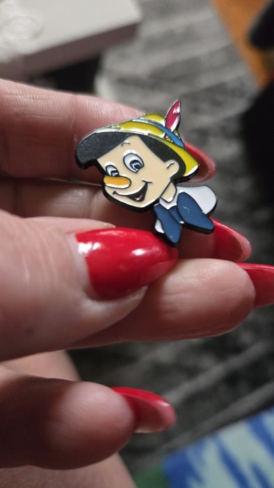 Przypinka Pinokio.