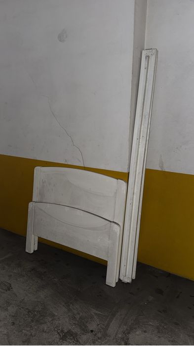 OFEREÇO cama de solteiro.