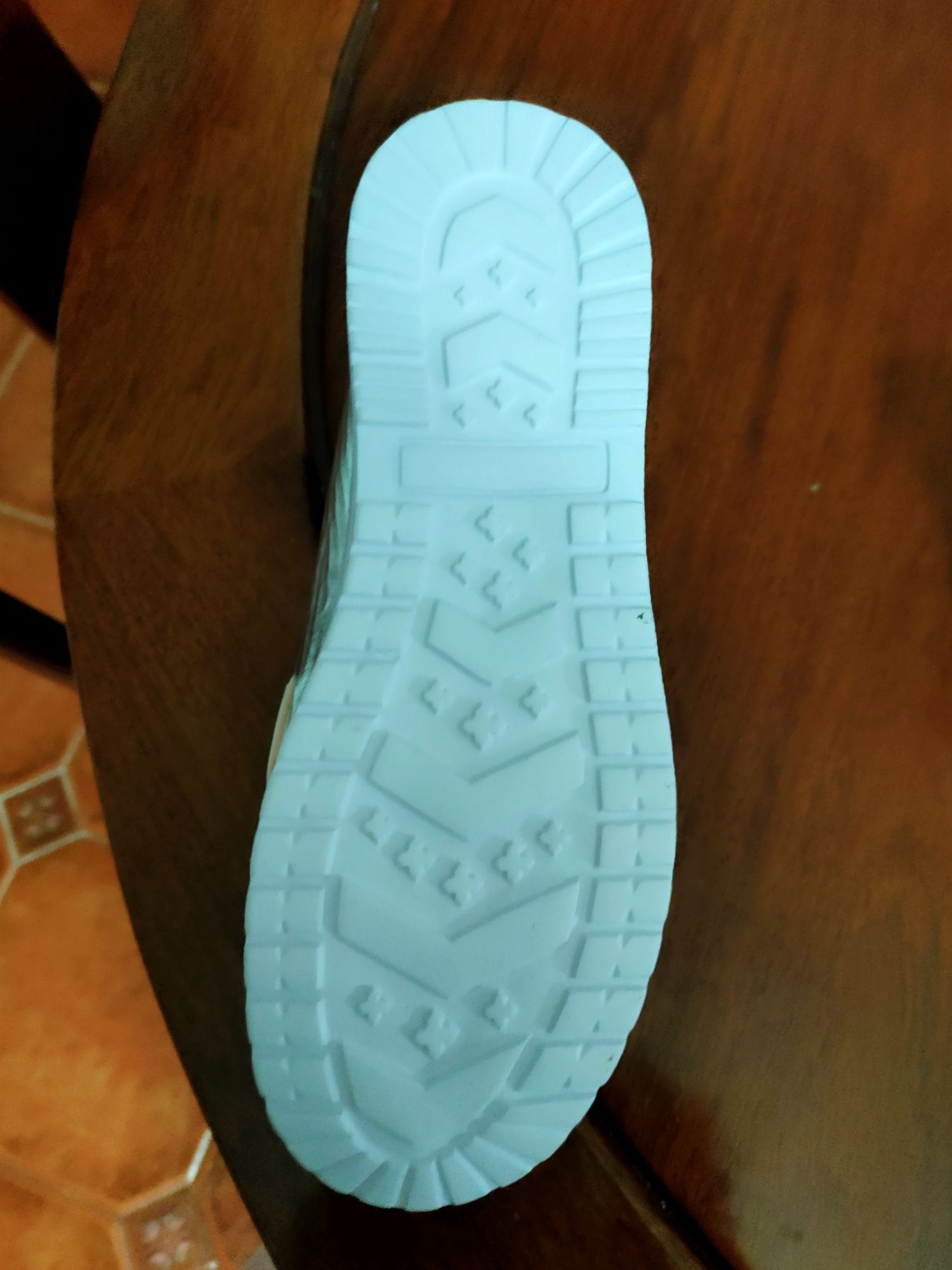 Par sapatos novos em prata com apontamentos dourados
