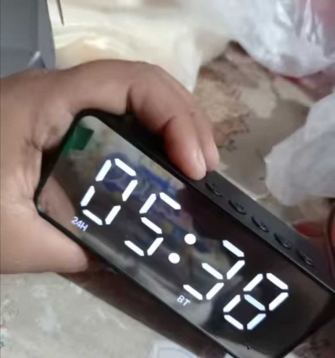 Колонка з годинником блютуз термометр радіо