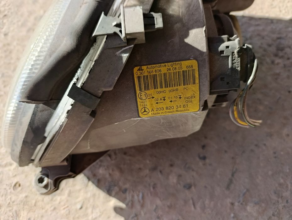 Права фара Мерседес w 203