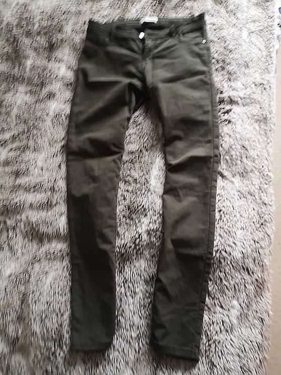 Bershka spodnie oliwkowe zielone khaki rurki 38 M damskie