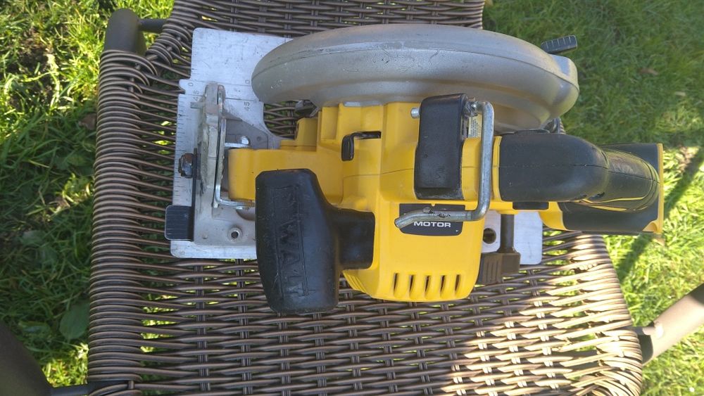 Циркулярна пила DeWalt DCS 570