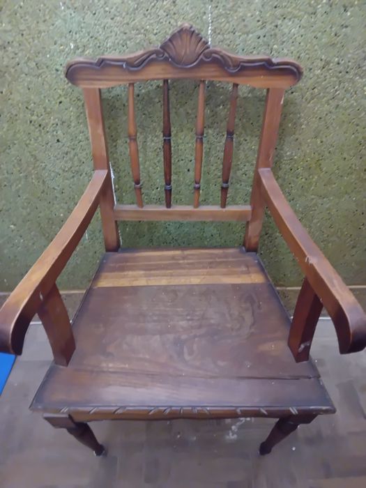 Cadeirão de madeira maciça, antiguidade