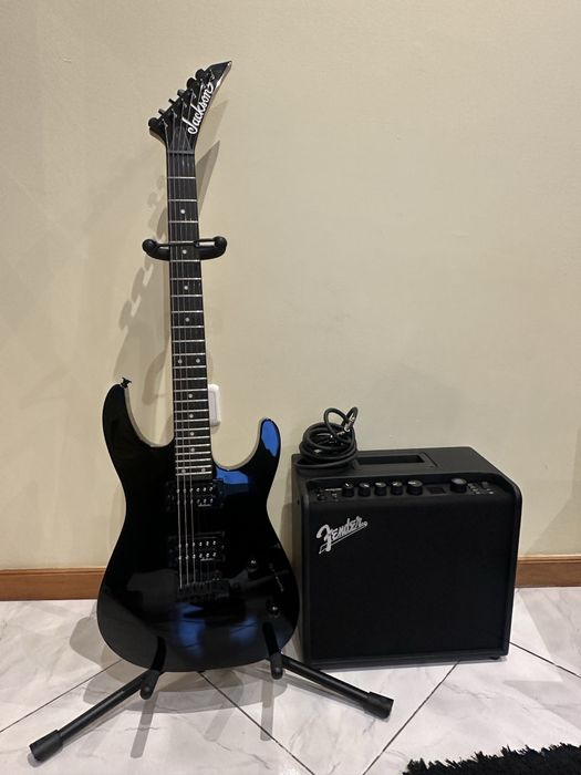 Guitarra eletrica com amplificador e cabos
