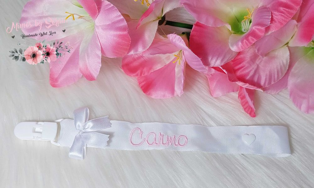 Prende-Chuchas /Chupeta - Bordado e personalizado c/ laço