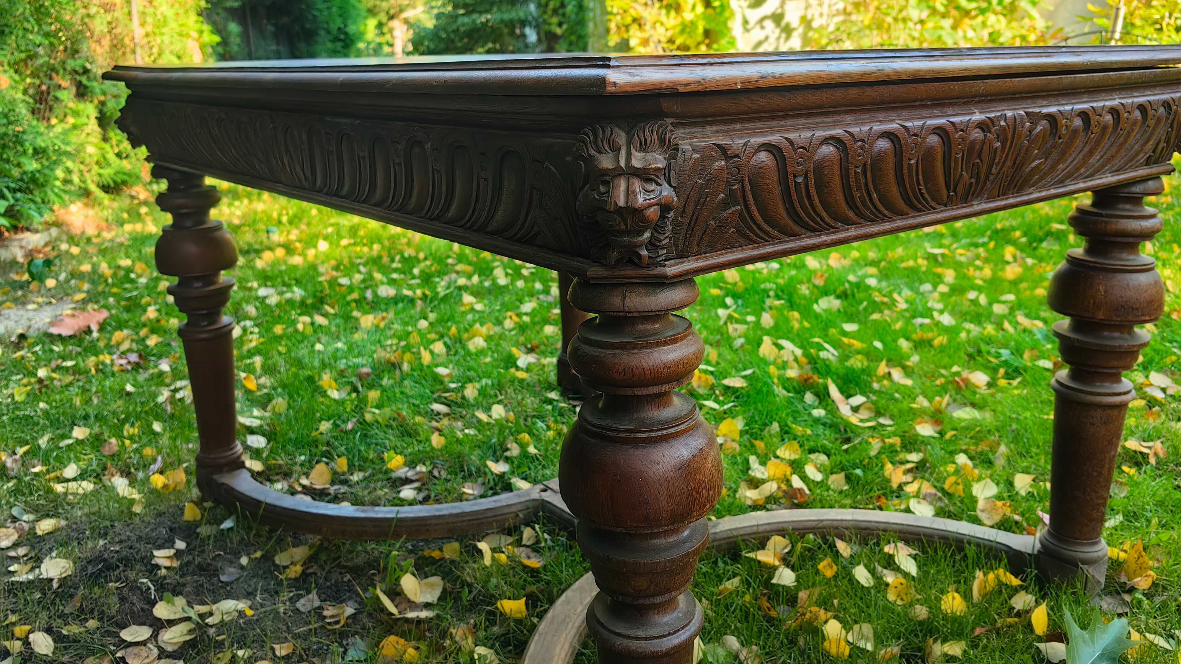 Drewniany solidny stół w stylu neorenesansowym