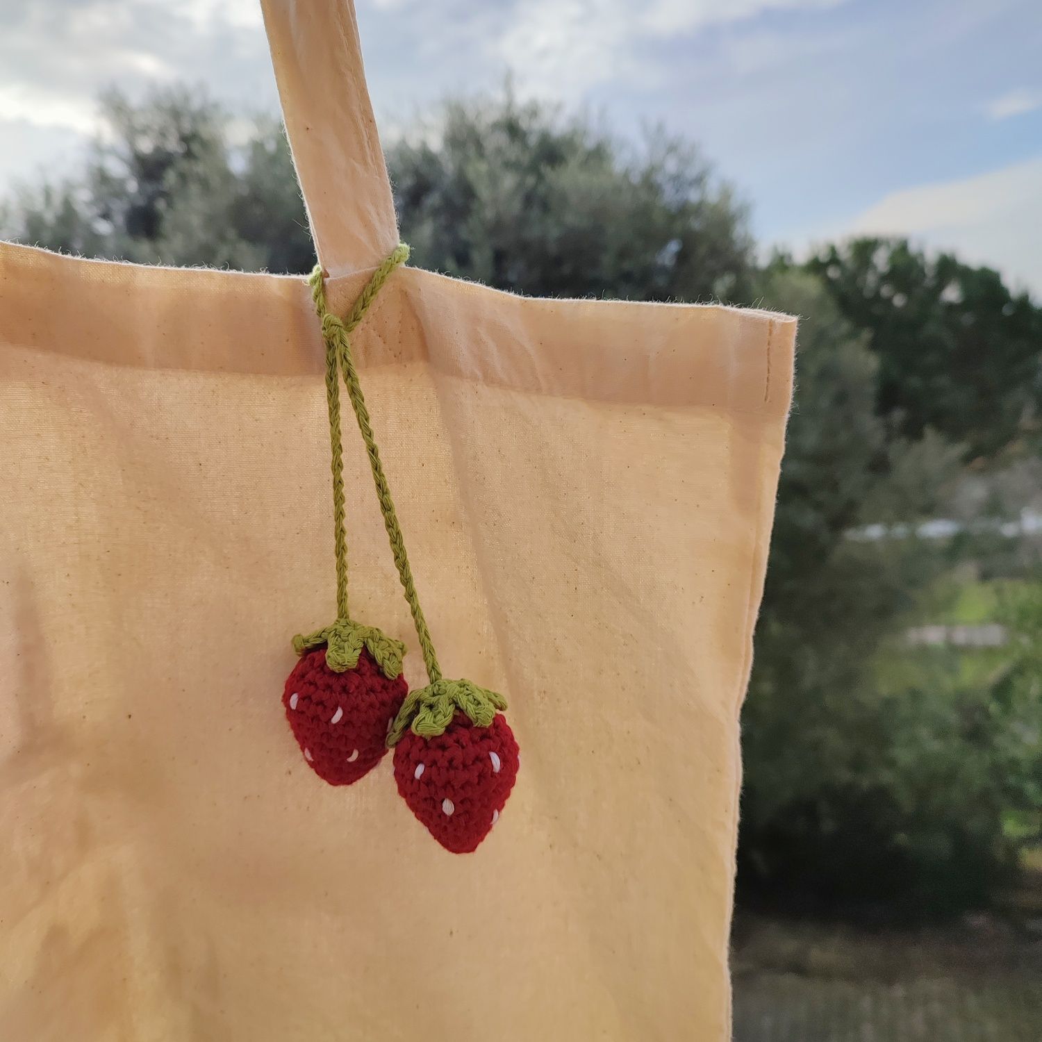 Pendente morango para carro ou bolsa crochê