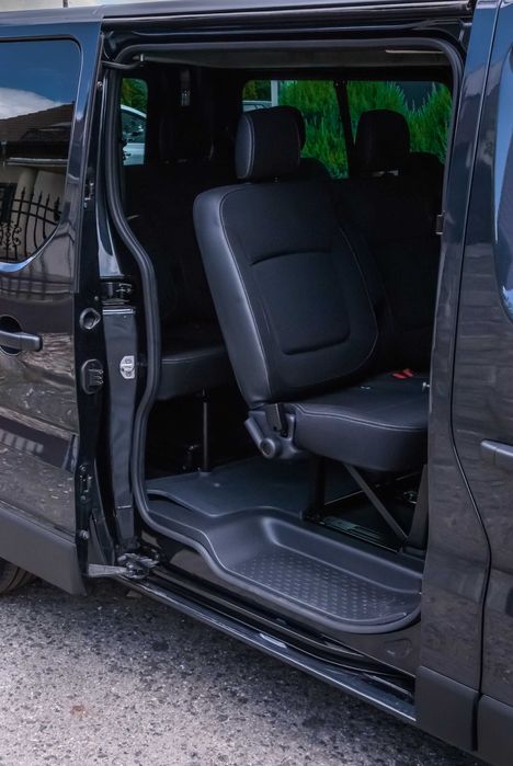 Wynajem busa 9-Osobowy Renault trafic long nowy