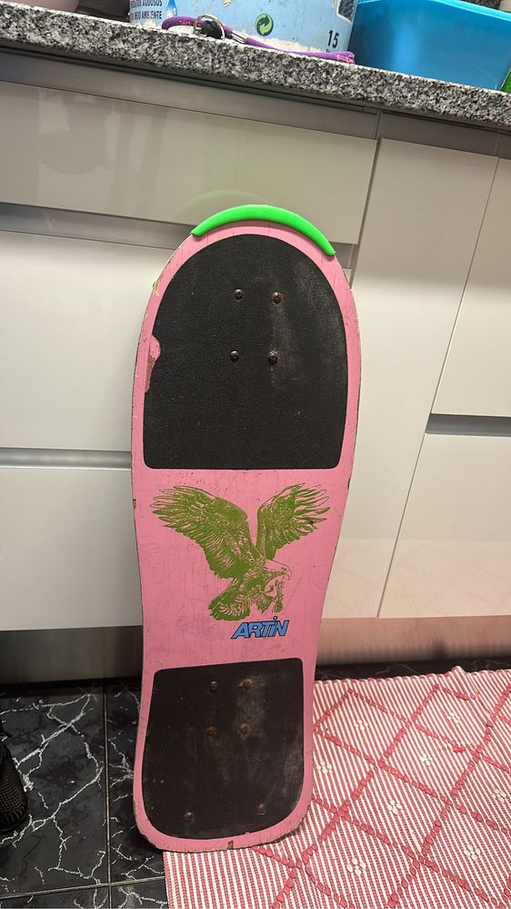 Skate rosa e verde em bom estado