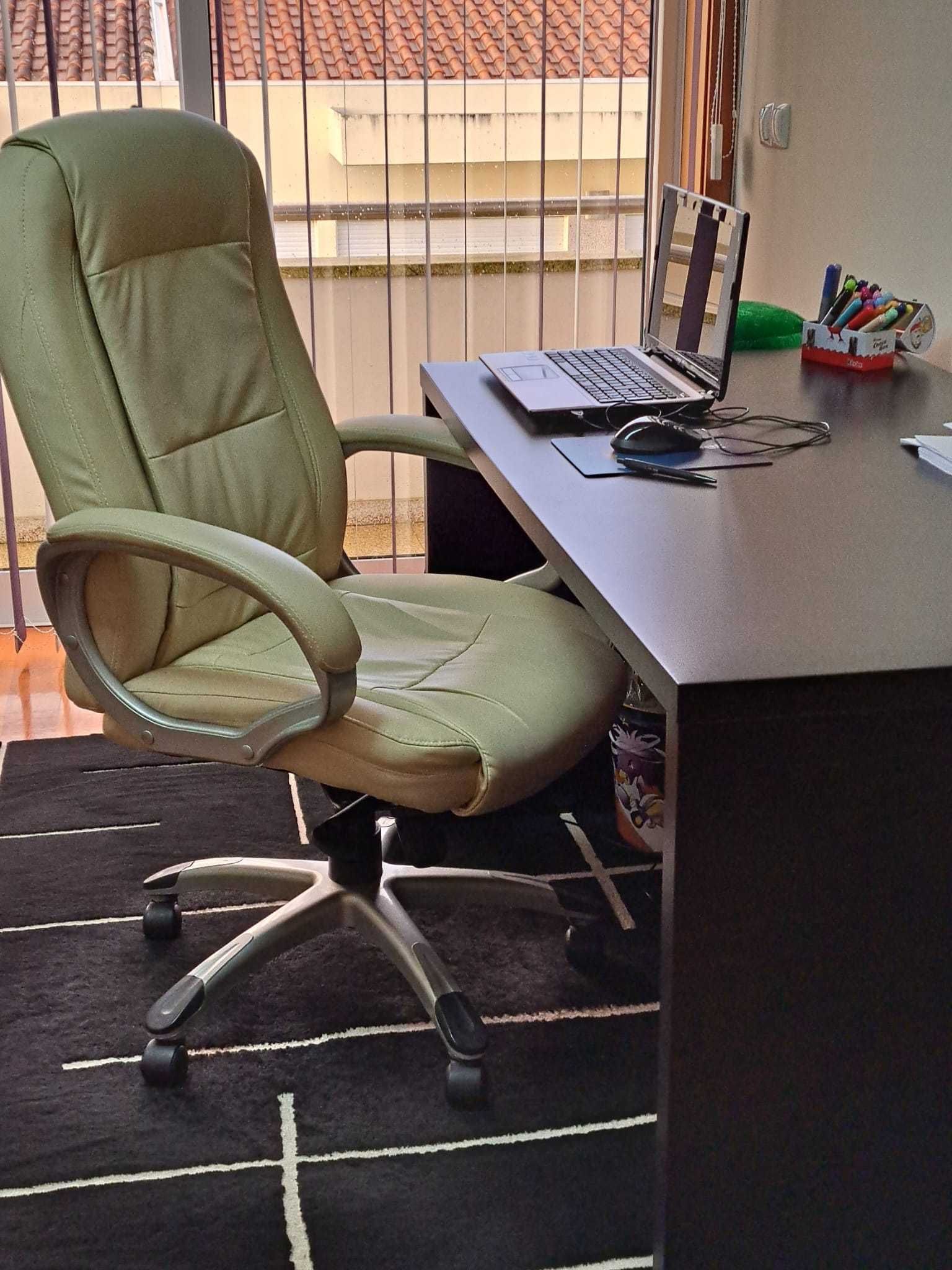 Conjunto escritório secretária + cadeira + gavetas