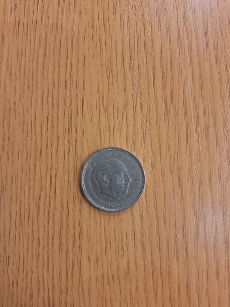 Moeda rara de cinco pesetas de 1957 estrela 58 do Franco