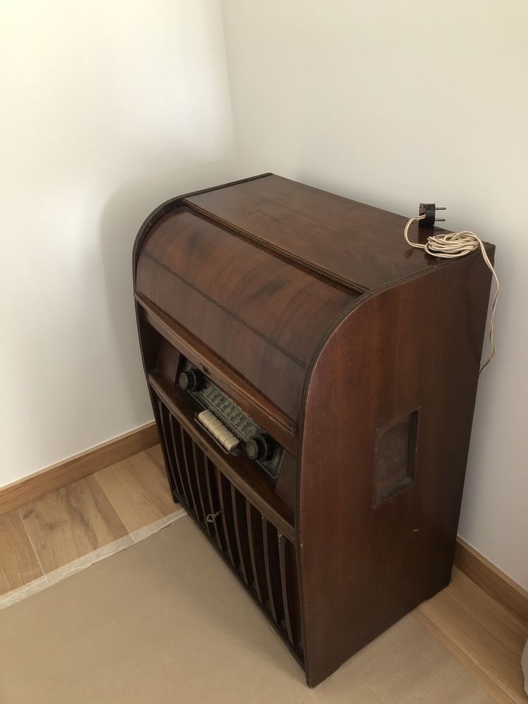 Rádio antigo em madeira