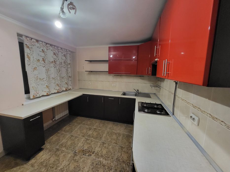 Кухонні меблі з технікою.