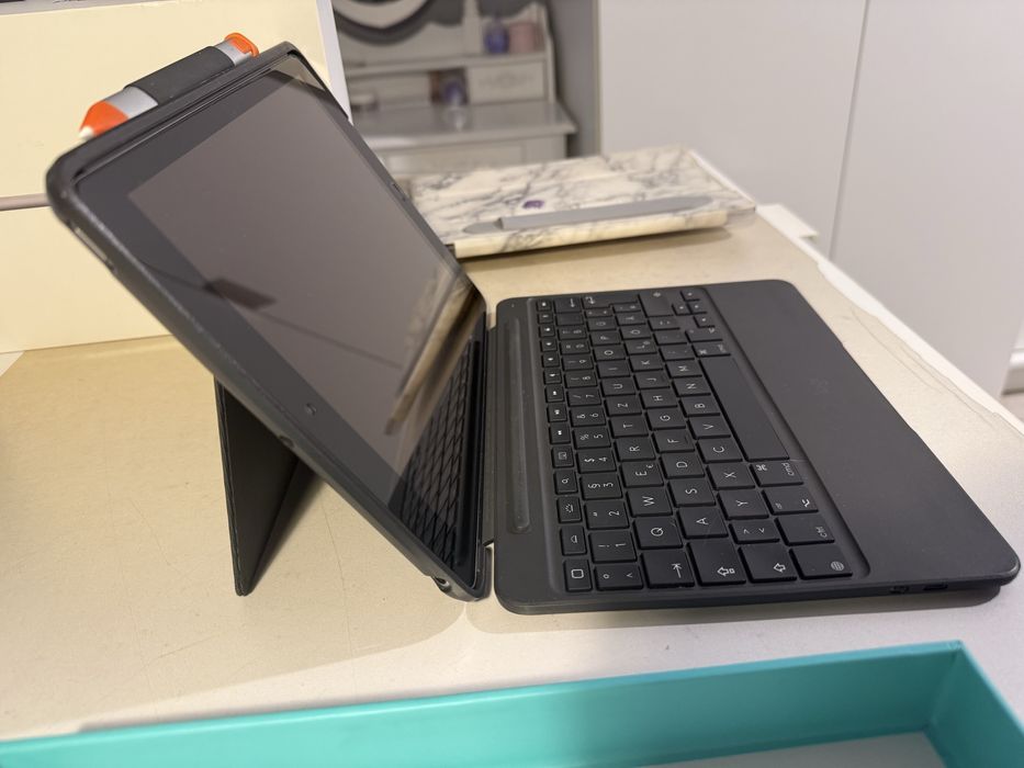 zestaw ipad, rysik i klaiwtaura logitech