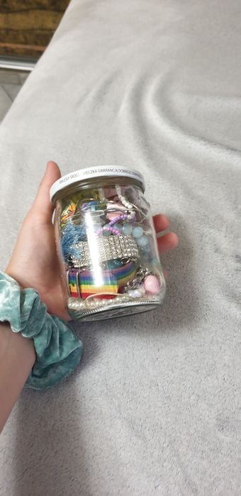 Słoiczek ze sztuczną biżuterią – srebrna