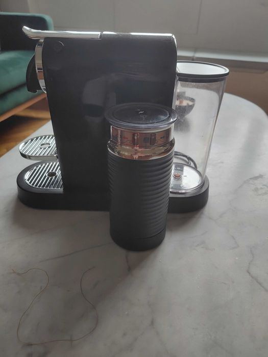 Ekspres na kapsułki Nespresso CitiZze spieniaczem