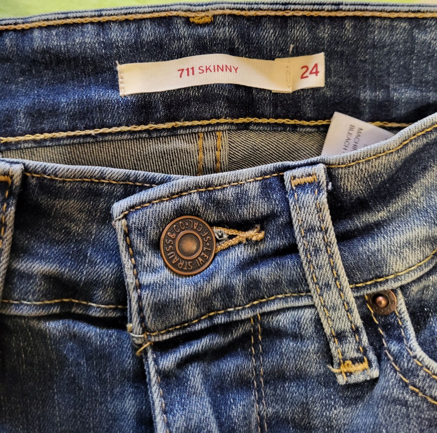 Жіночі джинси Levi's оригінальні розмір 24