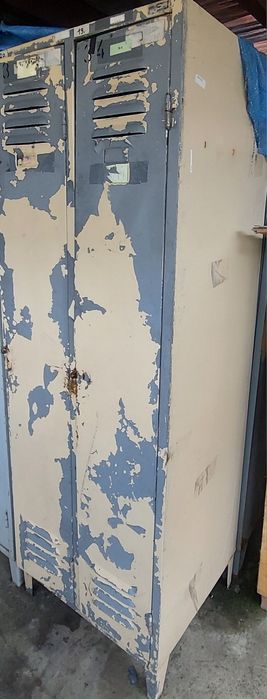 Шкафчик металевий.