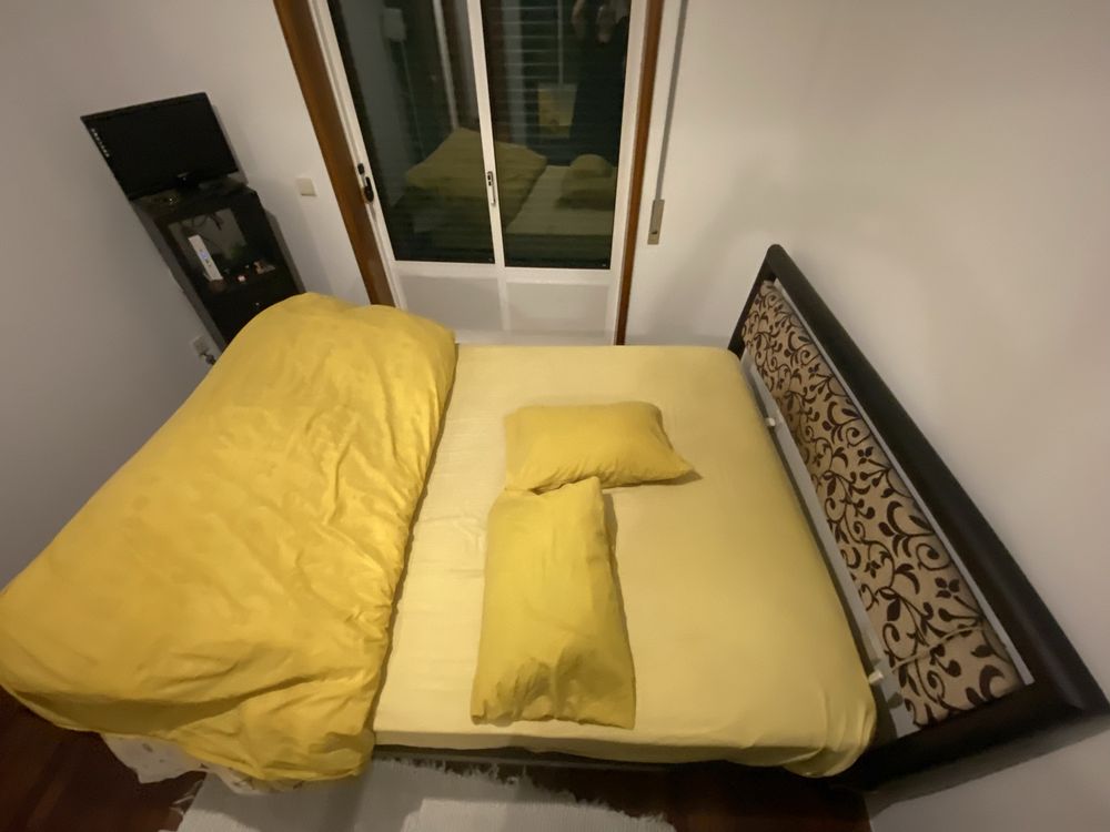 Cama casal com colchao e roupeiro