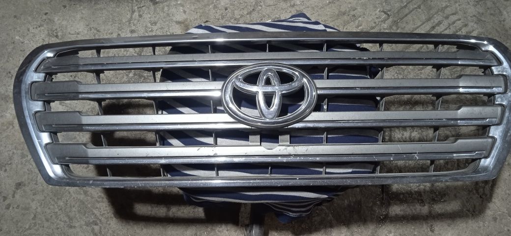 Продам решетку радиатора toyota land cruiser 200