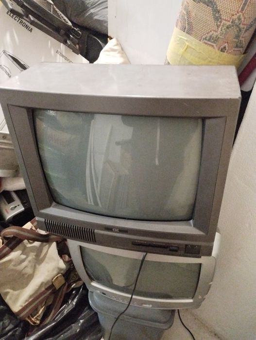 2 televisões a funcionar muito bem.