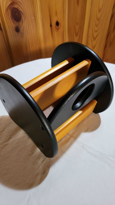 Ładny stabilny drewniany stojak na piloty telewizyjne