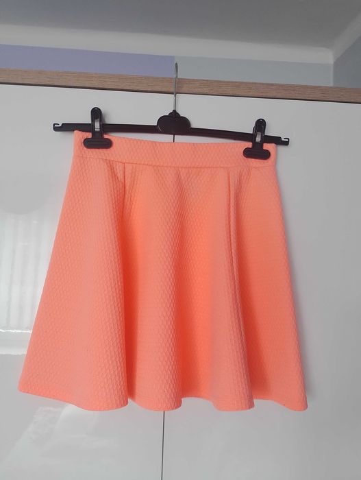 Neonowa rozkloszowana spódniczka H&M r. S