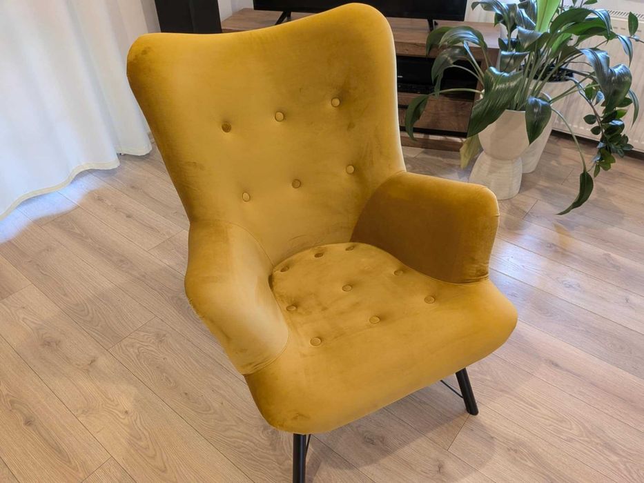 Zadbany fotel w kolorze miodowym