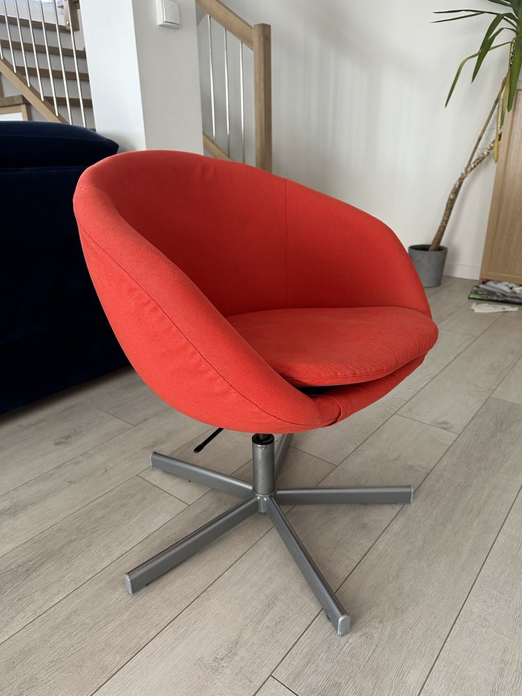 Fotel SKRUVSTA IKEA pomarańczowo-czerwony