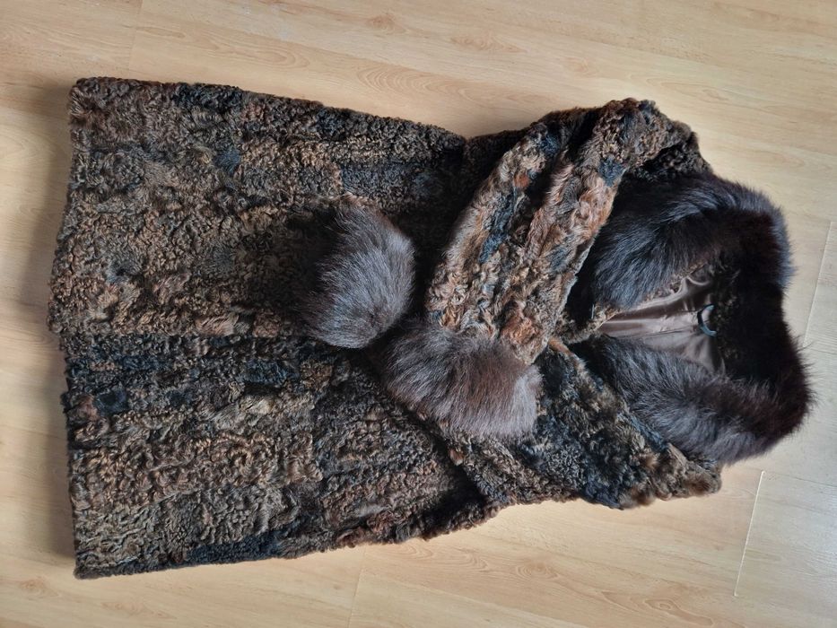 Futro z brązowych karakuł