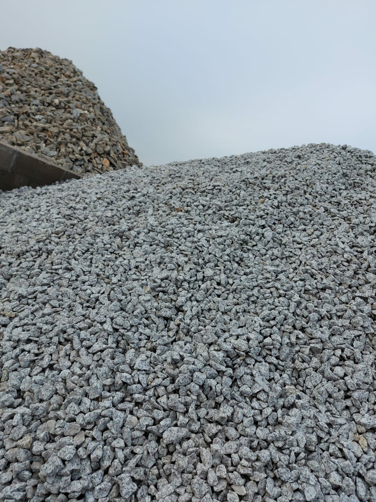 Grys bazaltowy,granit,kora