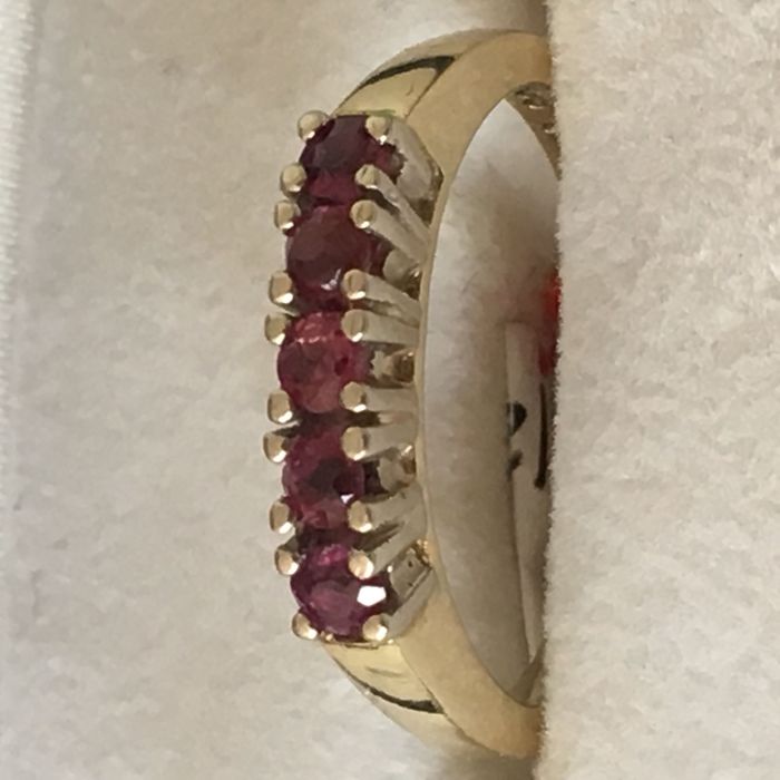 Złoty pierścionek z rubinami