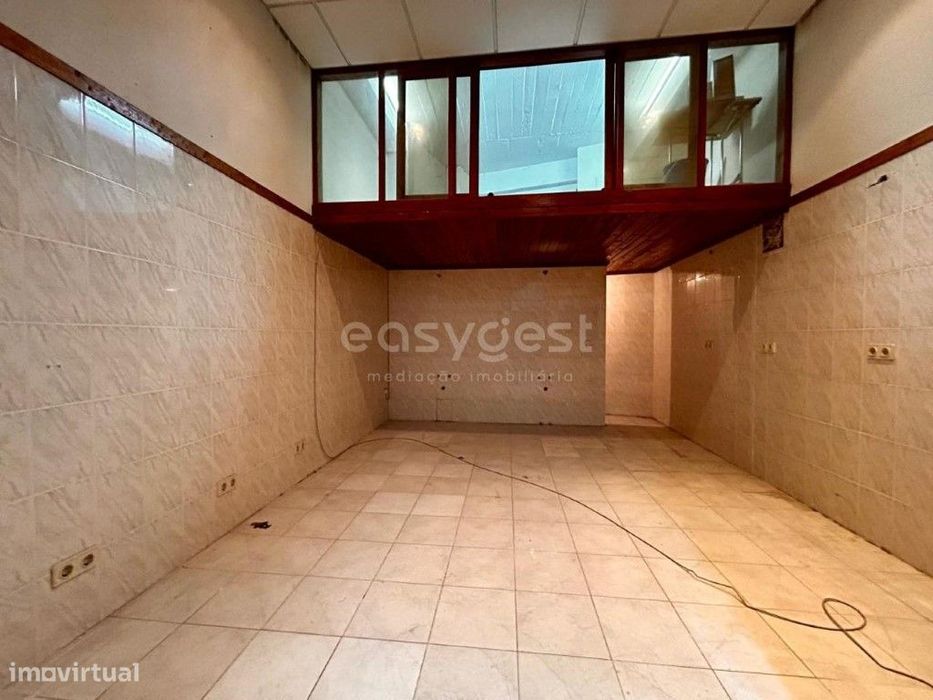 Loja ampla com 25 m², no Centro Comercial Delta na Póvoa de Santa Iria