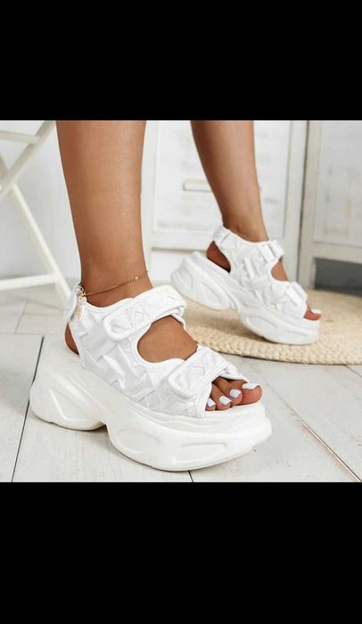 Босоніжки білі на платформі 39 розмір