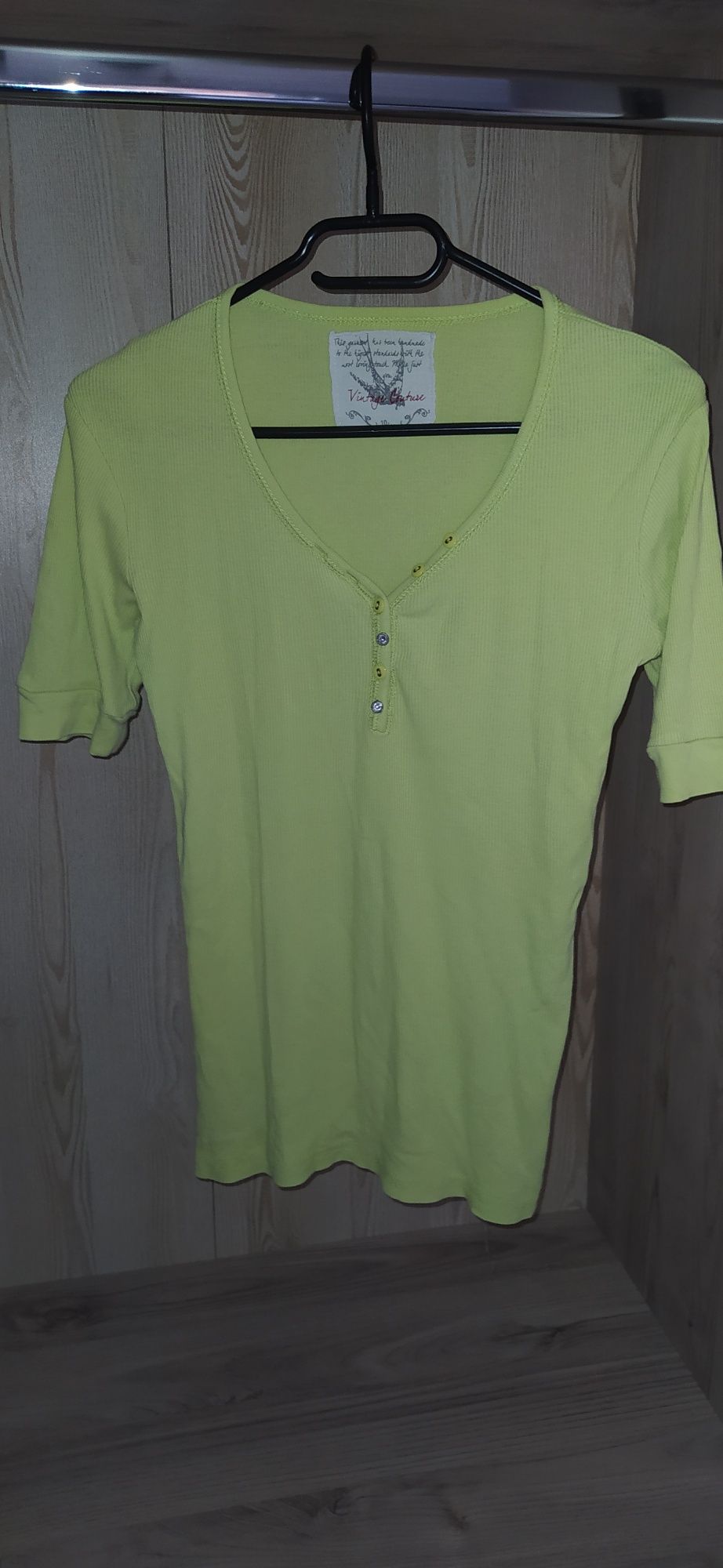 jaskrawa zielona bluzka